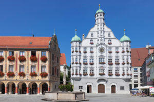 Rathaus mit Steuerhaus und Großzunft am Marktplatz von Memmingen, Unterallgäu, Schwaben, Bayern, Deutschland Rathaus mit Steuerhaus und Großzunft am Marktplatz von Memmingen, Unterallgäu, Schwaben, Bayern, Deutschland